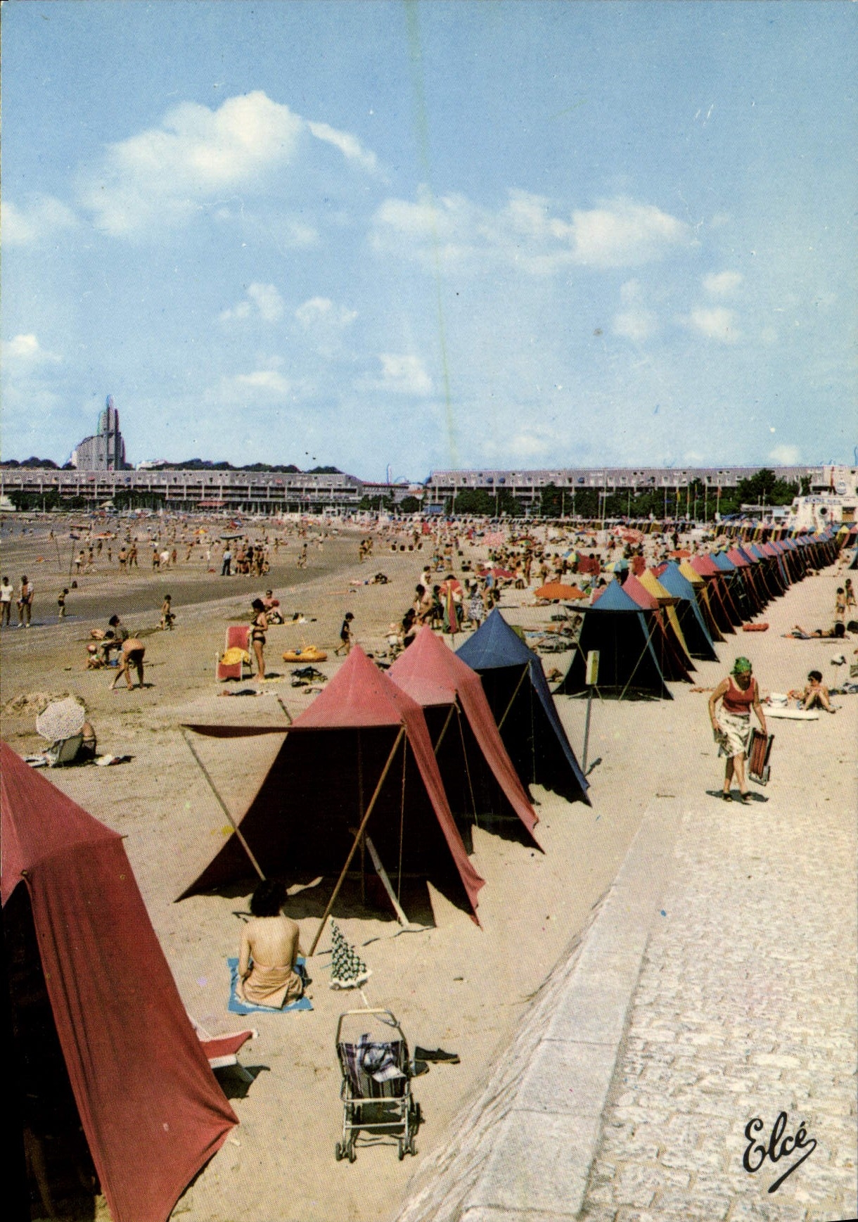 Royan (17) — La grande plage, le front de mer et l'église — Éditeur Elcé