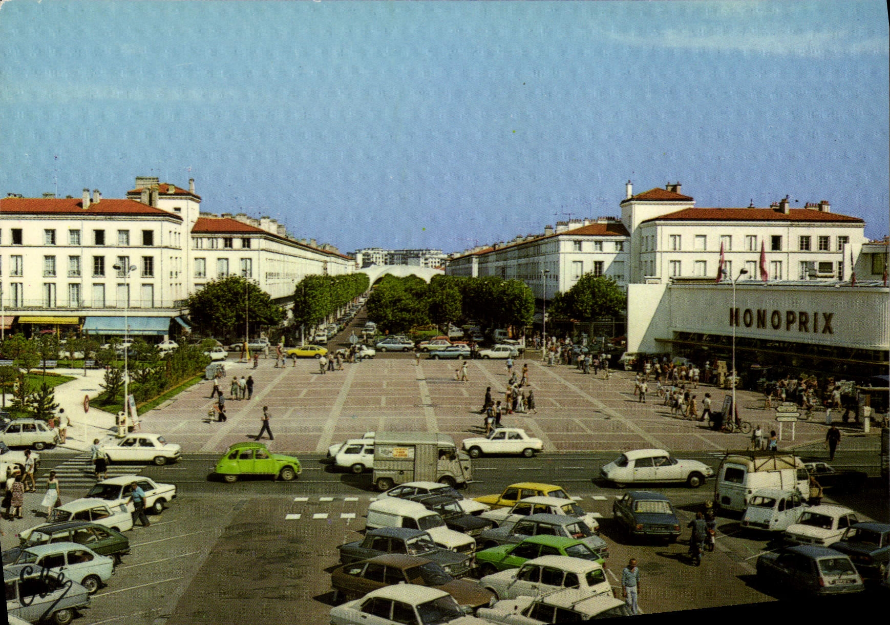 Place Aristide Briand à Royan — vue avec Monoprix — Éditeur L. Chatagneau, Bordeaux