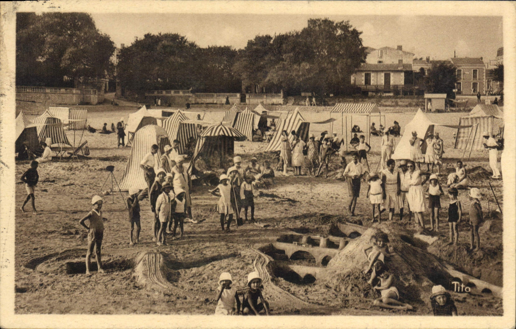 Saint-Georges-de-Diddonne — Groupes sur la plage — Un ouvrage en sable — Bloo Frères, éditeurs - Bordeaux