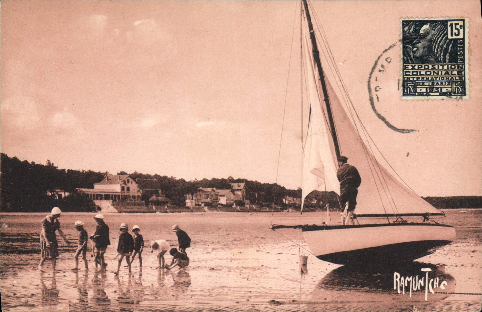 Ronce-les-Bains — enfants jouant sur la plage avec un voilier — éditeur Ramuniche