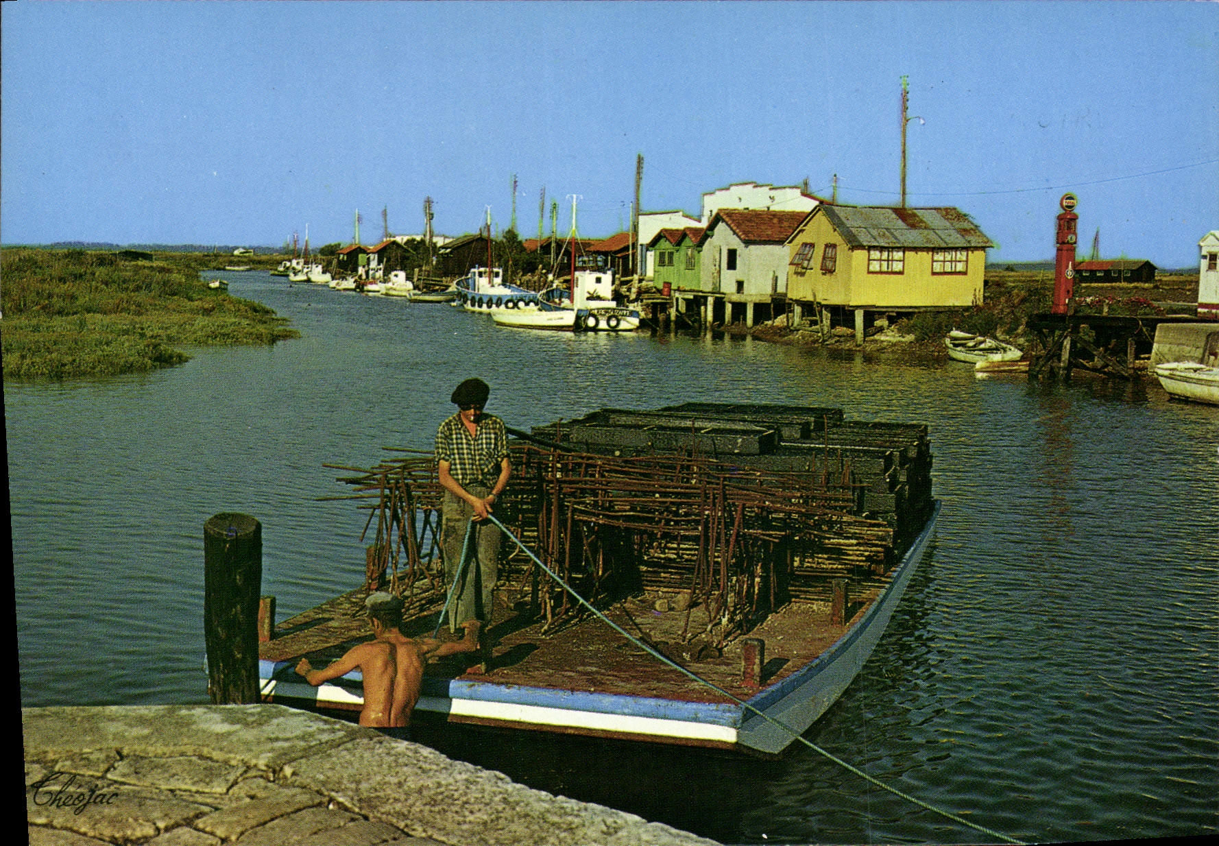 Mornac-sur-Seudre — Hafen mit einem Boot, beladen mit Muschelkörben — Cheejac