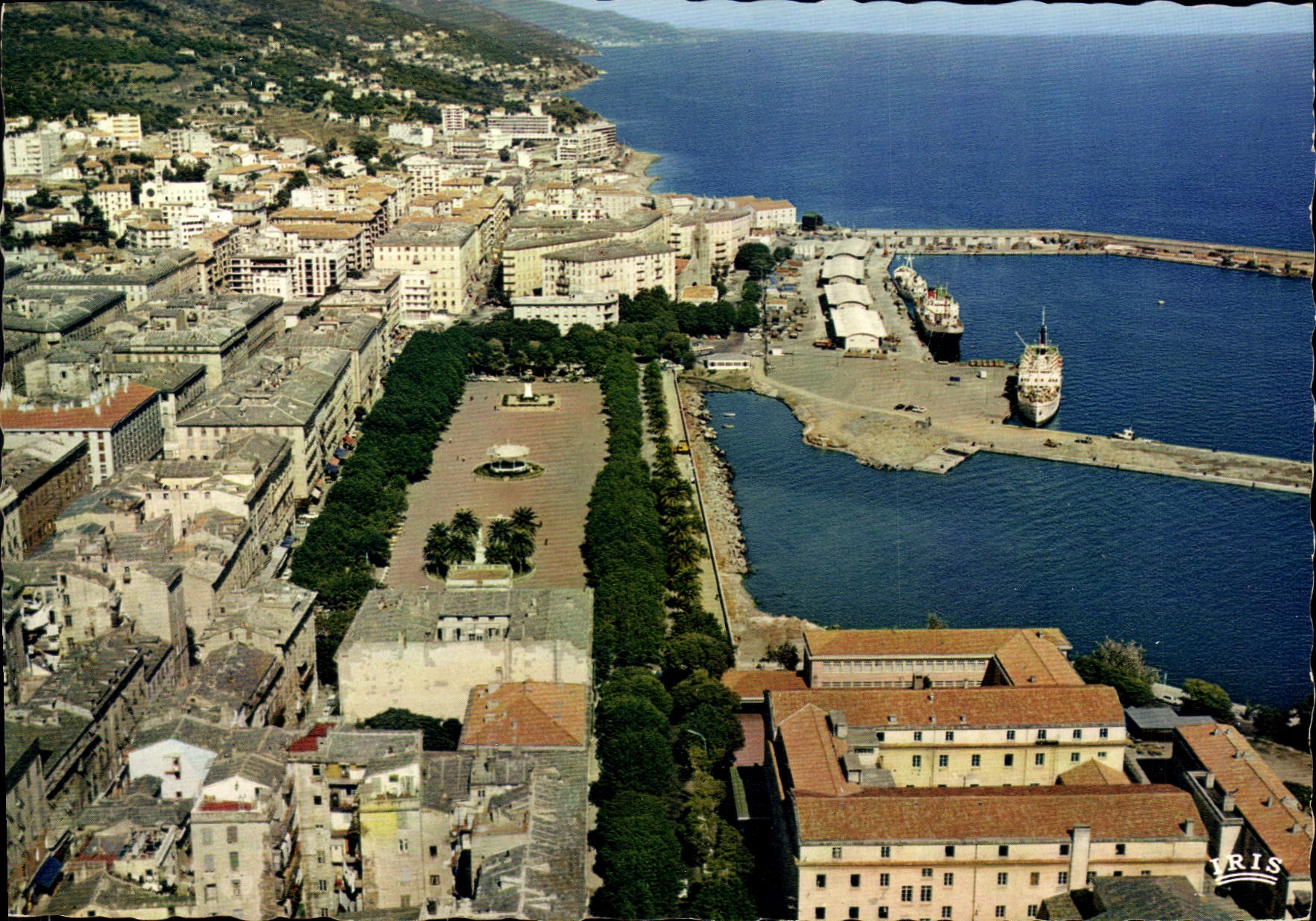 Bastia — Place St-Nicolas et fond Pietranera — Éditions Hachette