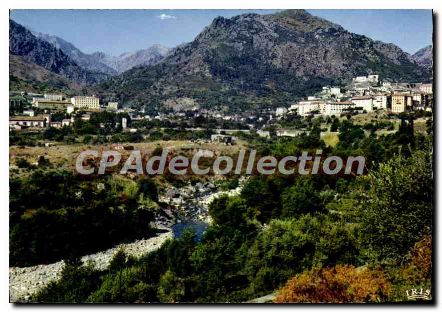 Corte — Vue de la ville traversée par le Tavignano, au fond la chaîne du Rotondo 2625 m — IRIS