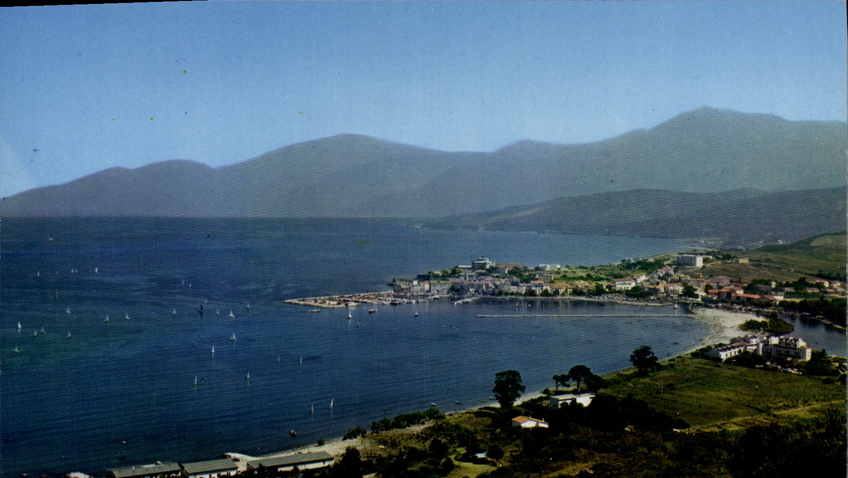 Saint-Florent — Vue d'ensemble, le golfe et la ville — Iris Mexichrome