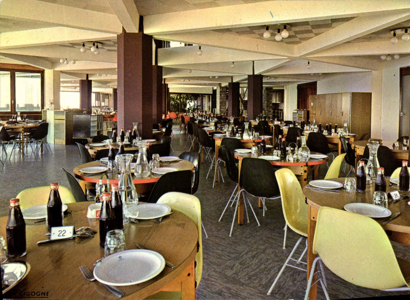 Salle à manger — Centre de vacances et de loisirs (C.N.R.O.) — Éditions 'LA CICOGNE'