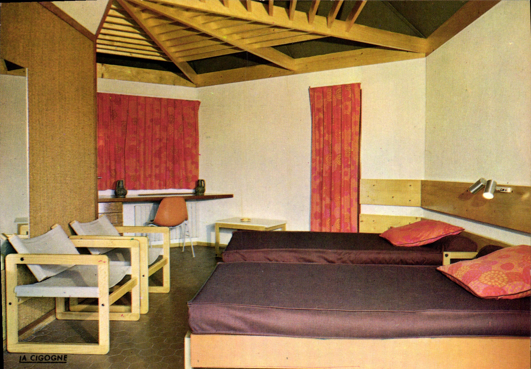 Intérieur d'un bungalow — Centre de vacances, loisirs et repos — Éditions 'LA CIGOGNE'