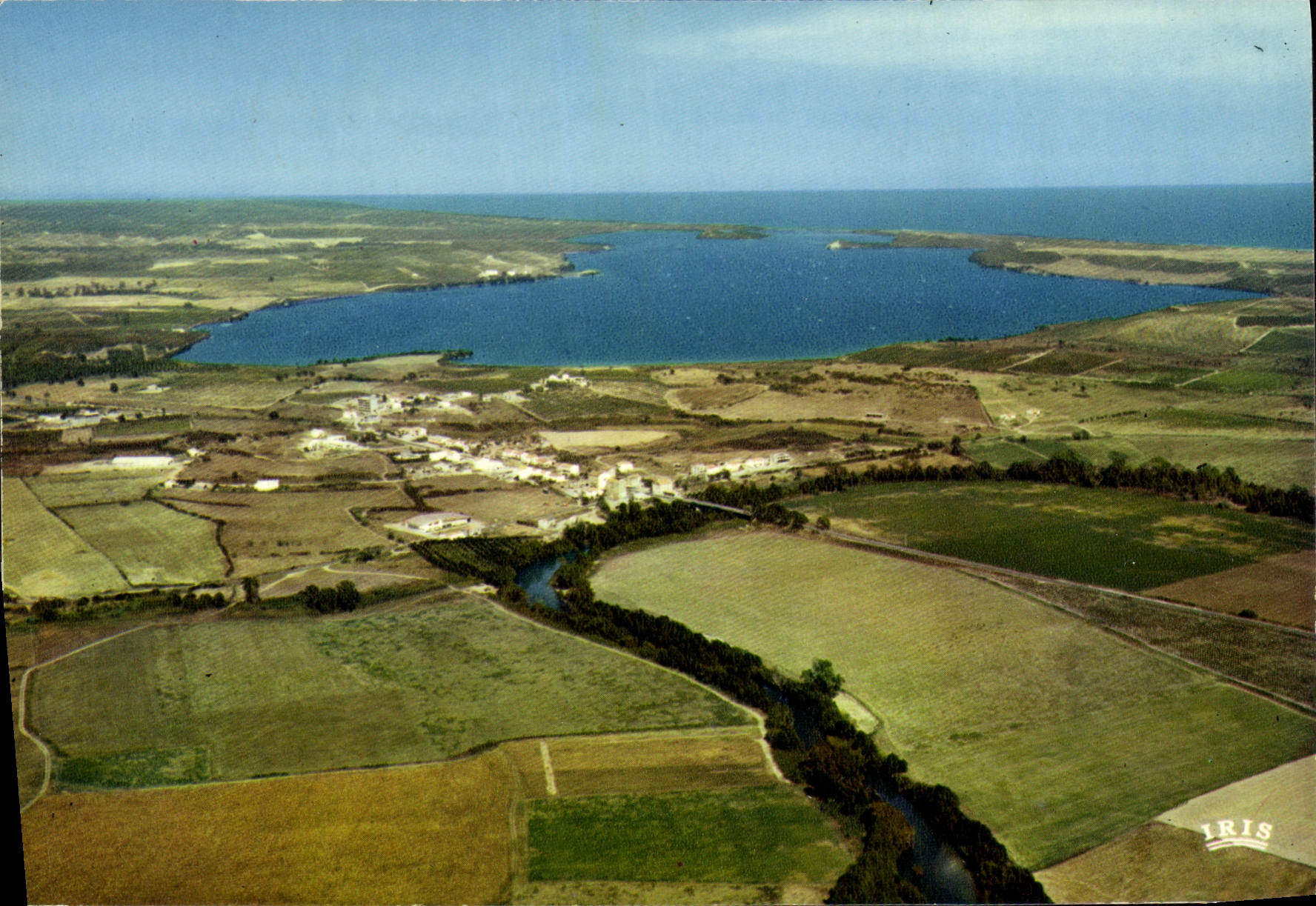 Cateraggio — Vue d'ensemble du village, au fond l'étang de Diana — Éditions Hachette