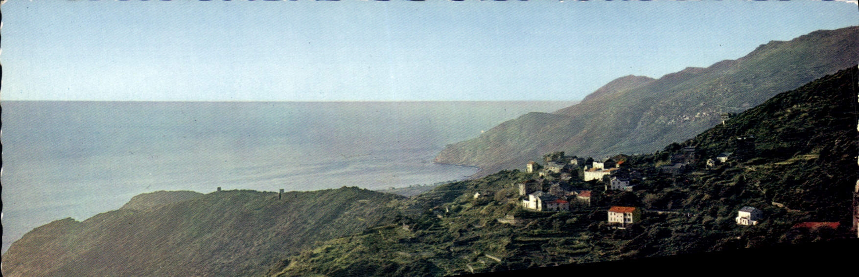 Morsiglia (Cap Corse) — Vue d'ensemble du village — Éditions Hachette