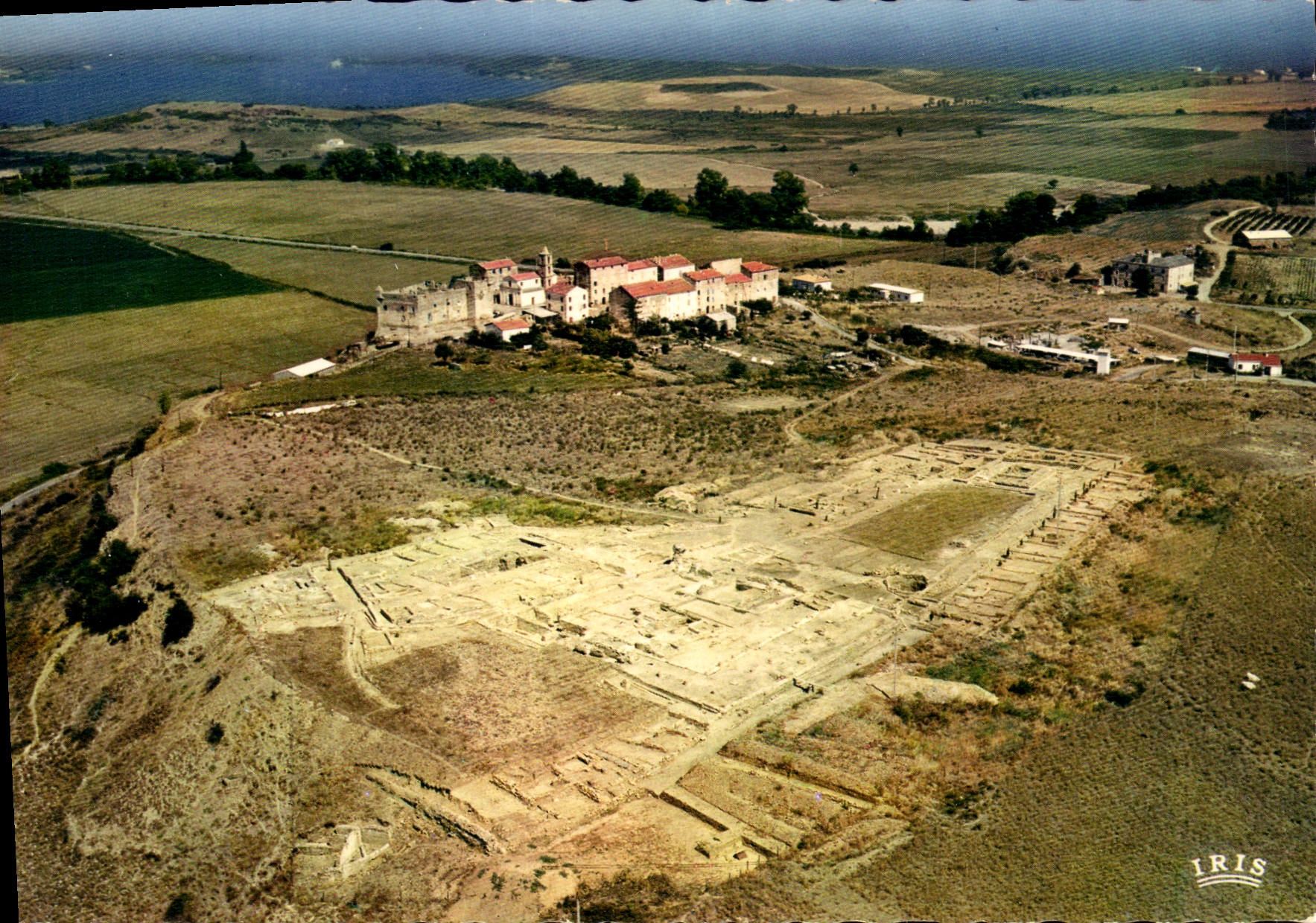 Aleria — Vue d'ensemble de la ville romaine (station archéologique) — Editions Hachette