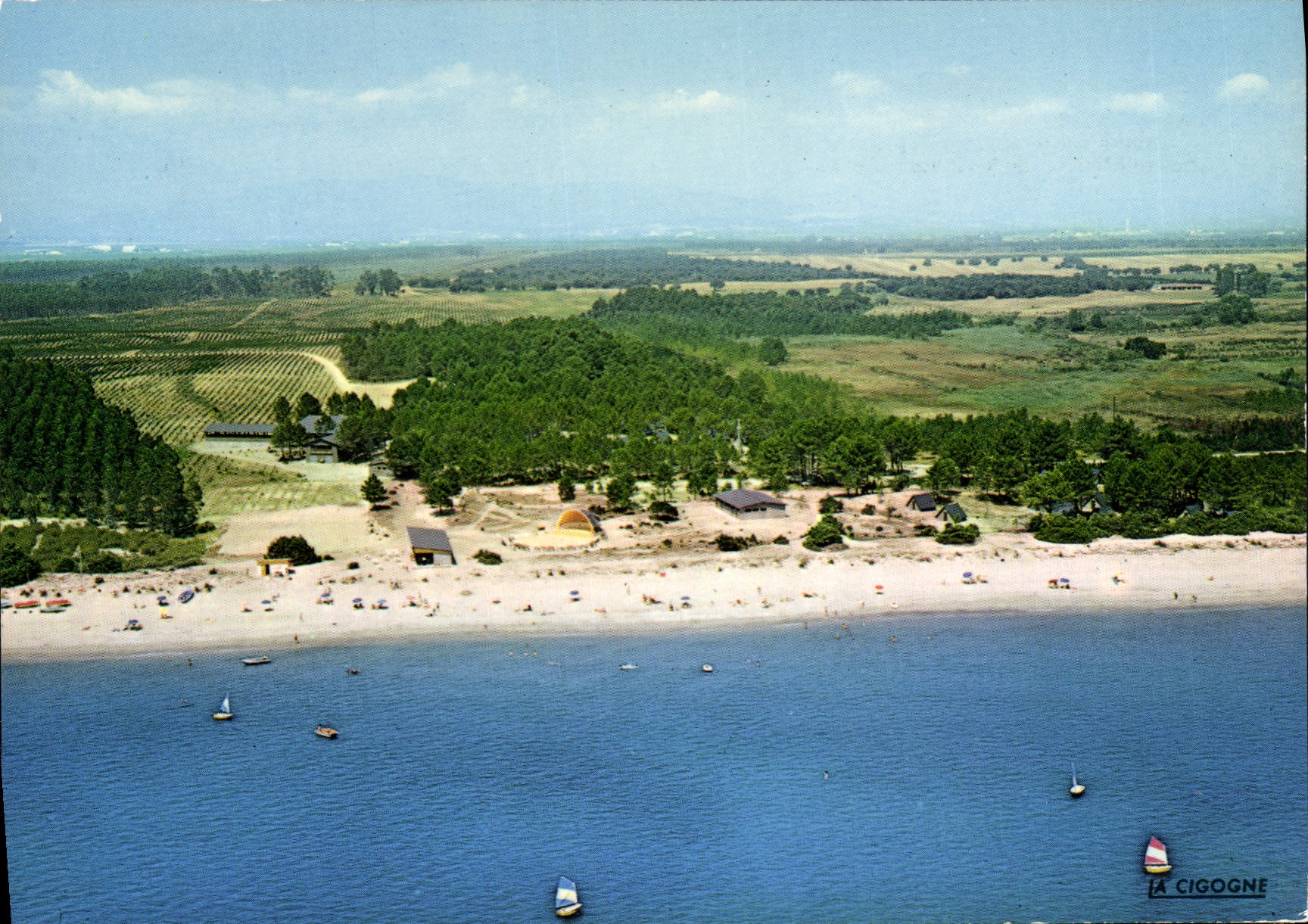 Casabianca - Vue aérienne du site de vacances et du village - Éditions 'La Cigogne'