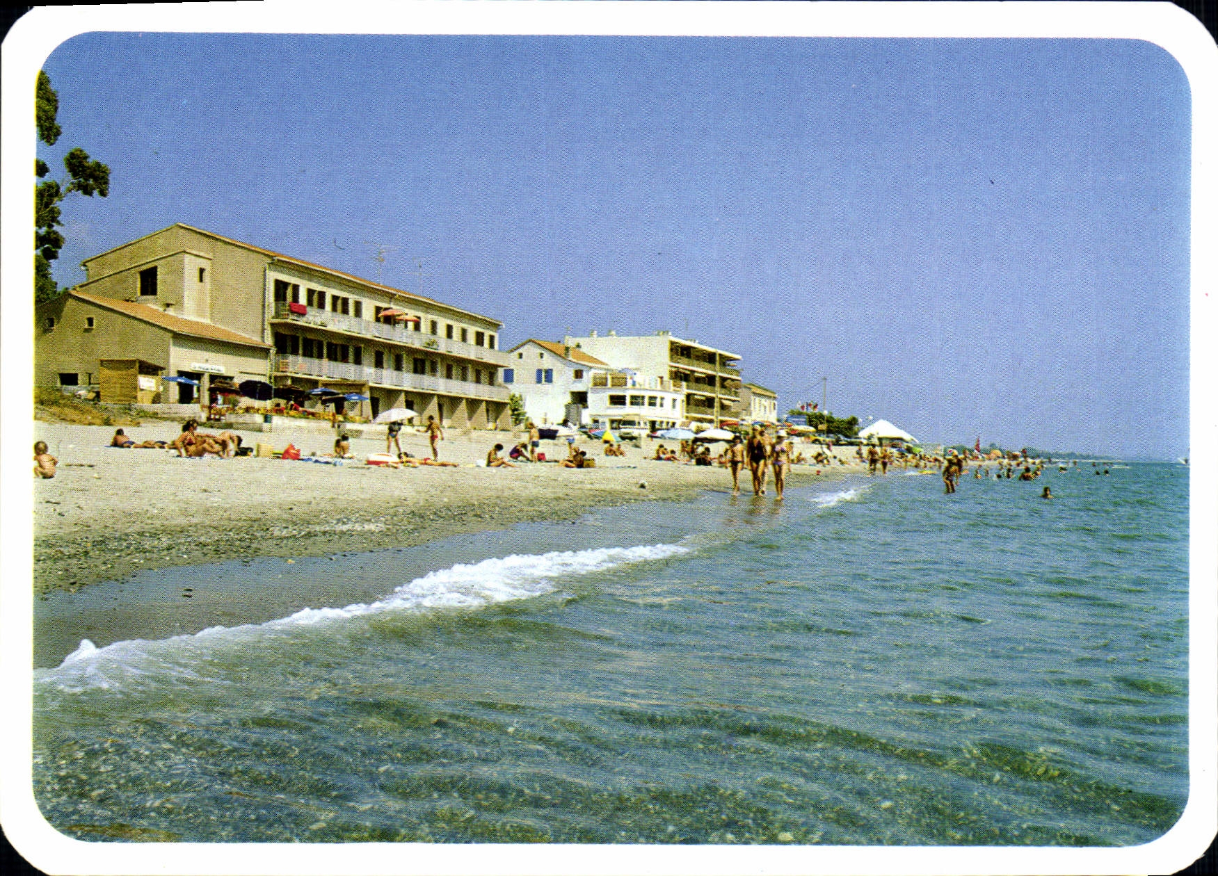 Moriani Plage — plage animée avec bâtiments côtiers — S.A.D. Route du Vintimille 178 Ajaccio