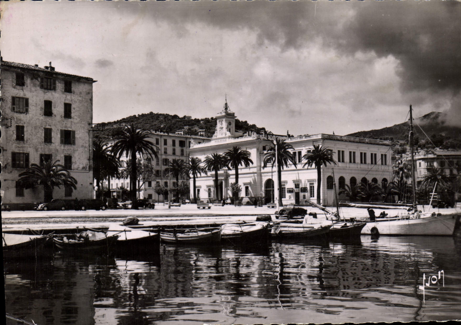 Ajaccio (Corse) — Un coin du port et l'Hôtel de Ville — Éditions d'Art