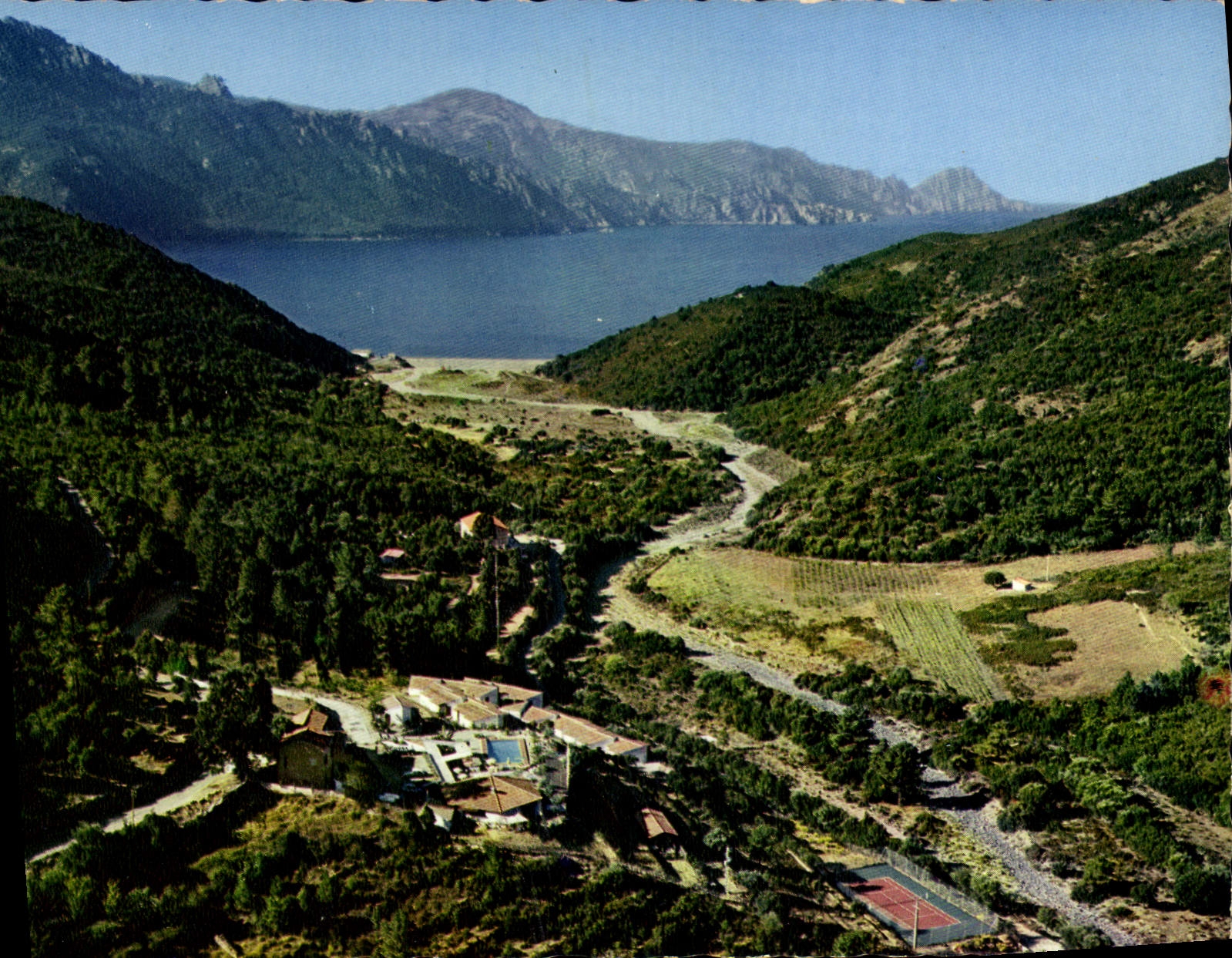 Golfe de Porto — Plage de Bussaglia — Serriera — Éditions 'La Cigogne'