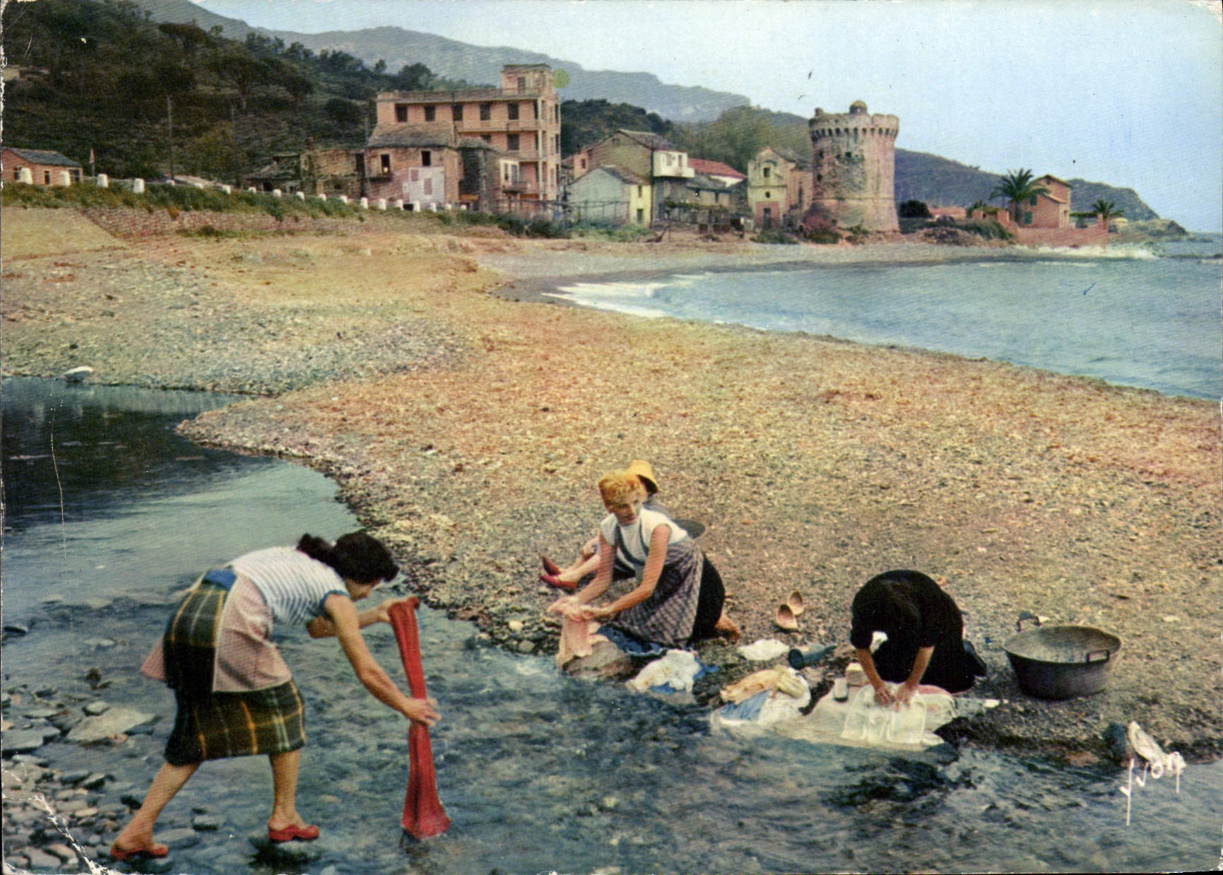 Femmes lavant du linge à la plage — L'Île-Rousse — Éditions d'Art 'YVON'