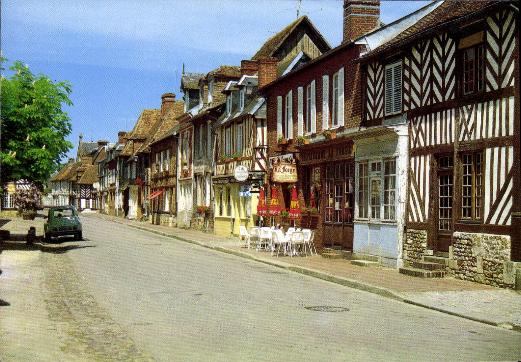 Beuvron-en-Auge — rue animée avec maison à colombages — Éditions Dubray, n°102/14