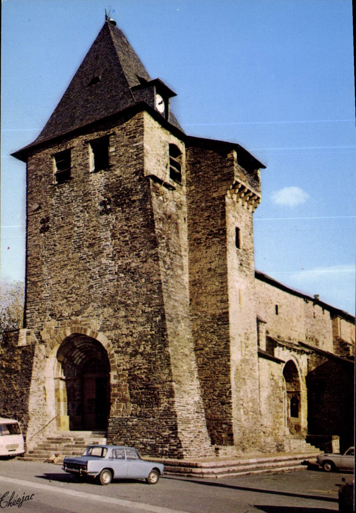 Allassac (Corrèze) — Église du XIIe siècle avec son clocher donjon fortifié du XVe siècle — Éditions « Thiéjac », Limoges