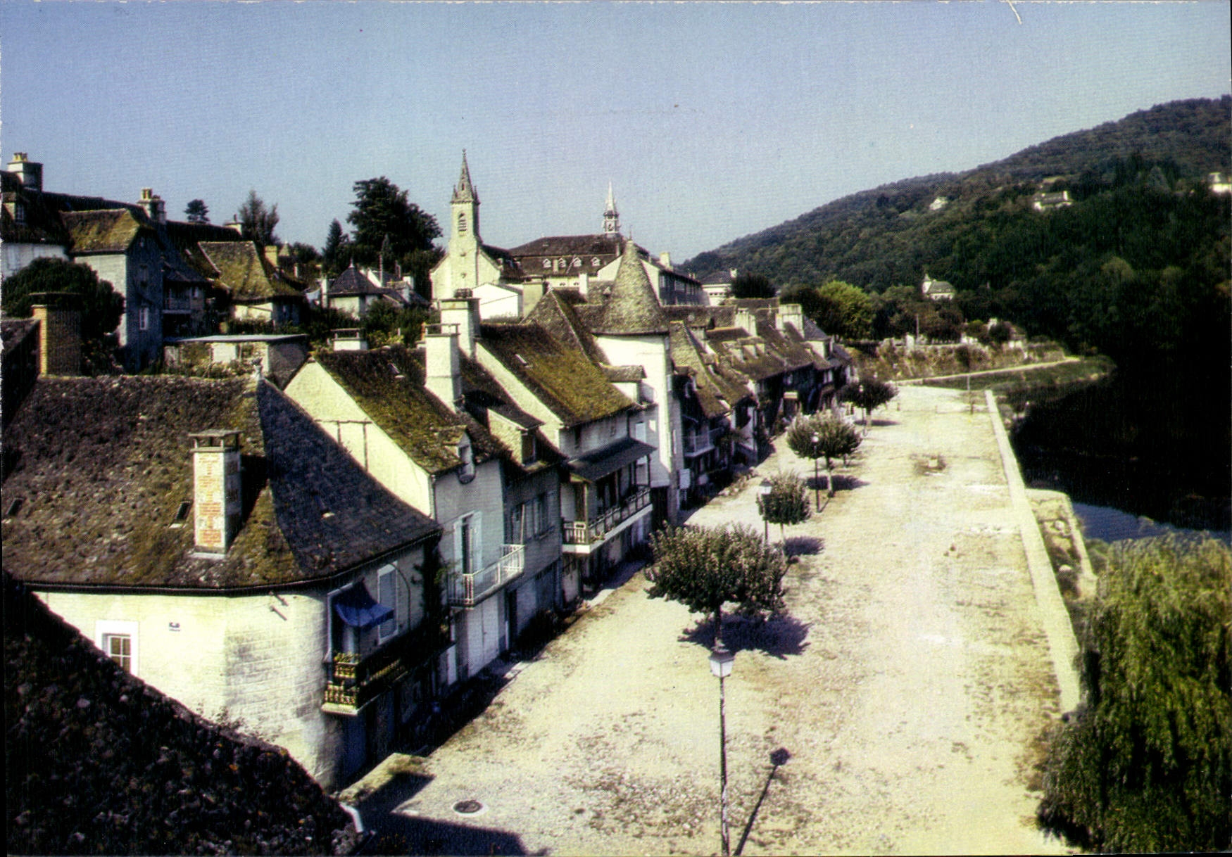 Argentat — Vieilles maisons sur les bords de la Dordogne — La Corrèze touristique