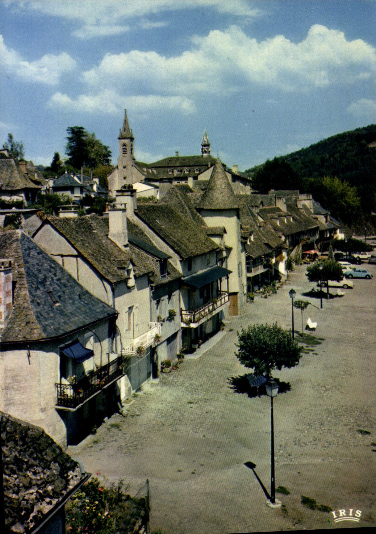 Argentat (Corrèze) — Les vieilles maisons sur les quais au bord de la rivière — IRIS cap thégjac, n° 190166