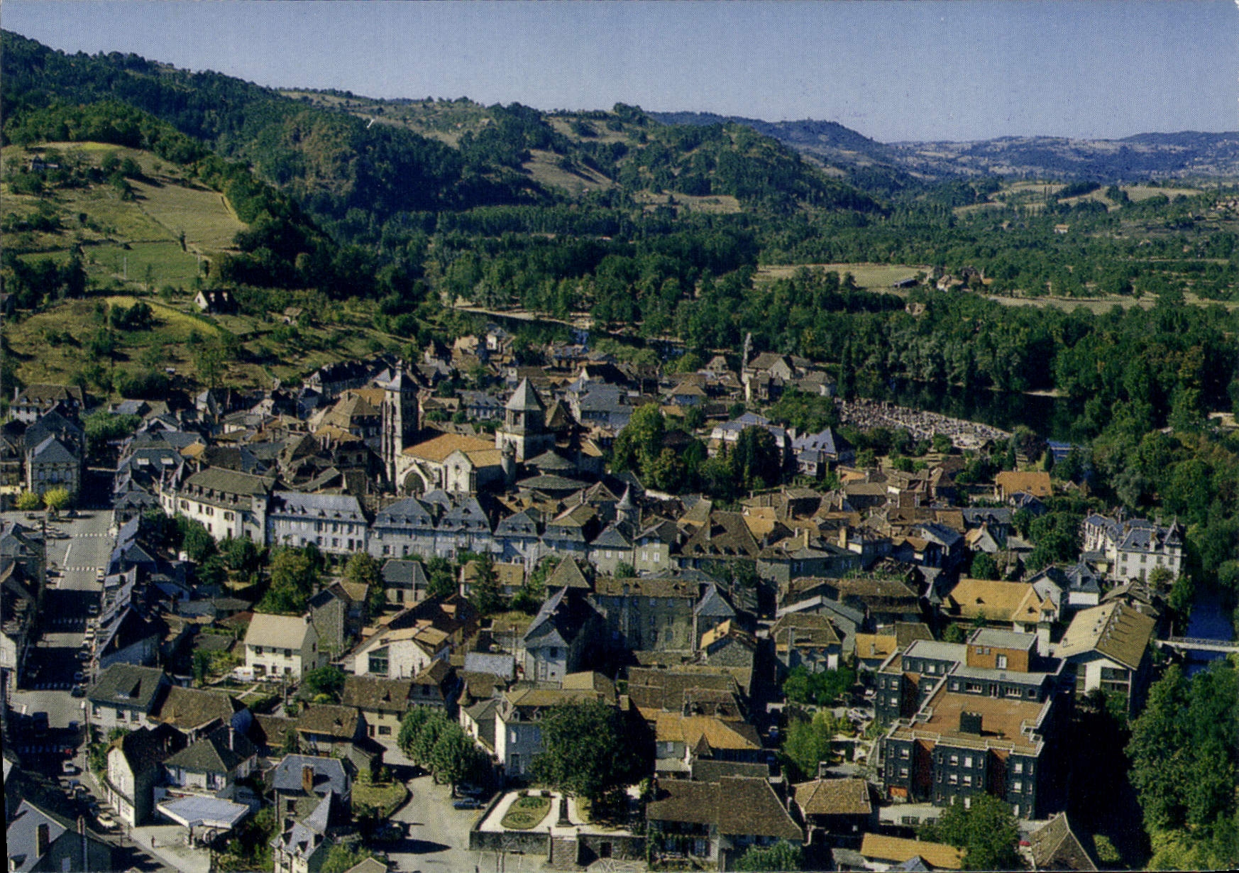 Beaulieu-sur-Dordogne — vue panoramique de la ville autour de l'église abbatiale de style roman (XIIe) — Éditions Larrieu, n° 19