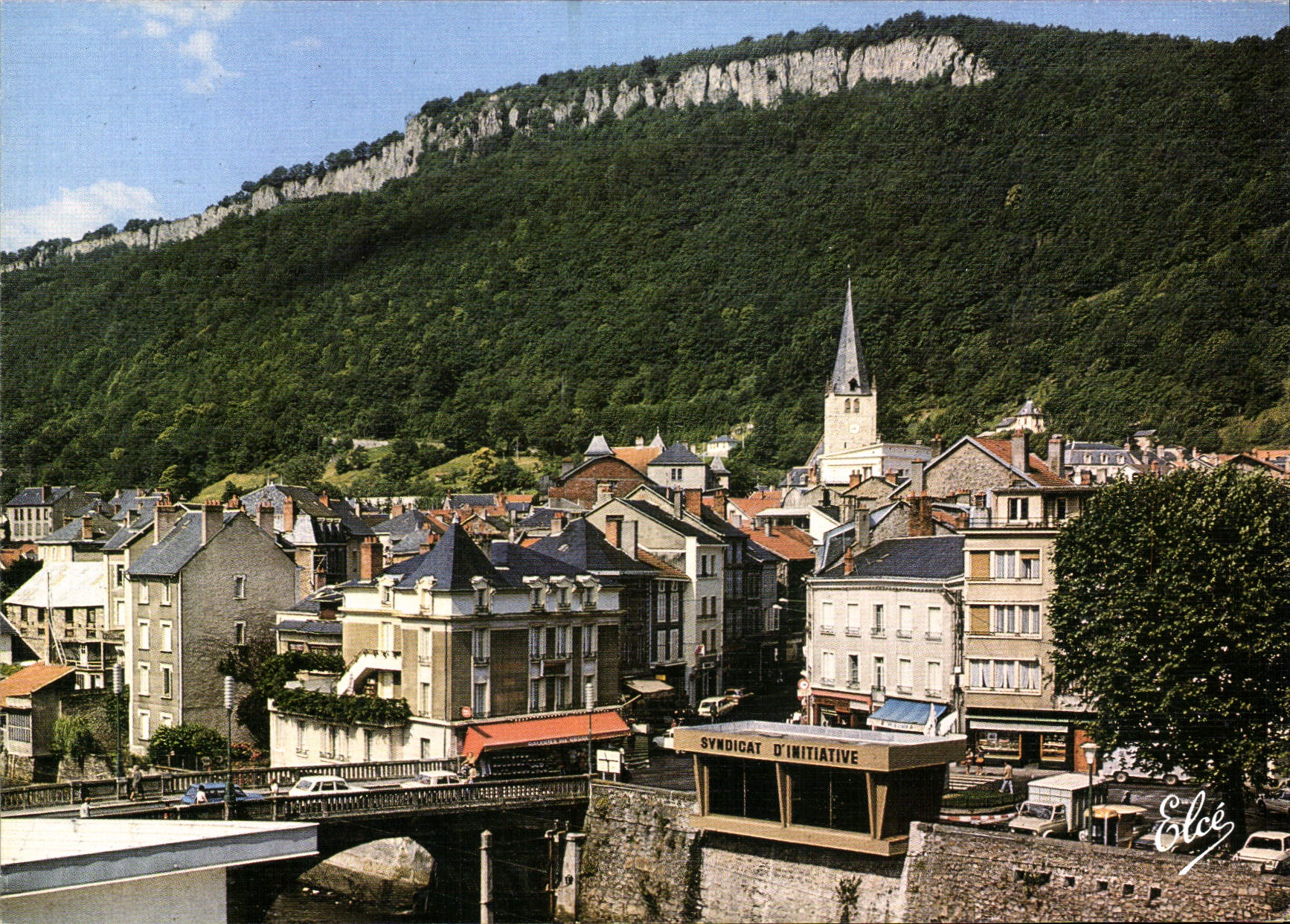 Bort-les-Orgues — vue générale avec l'église au fond — Élécé