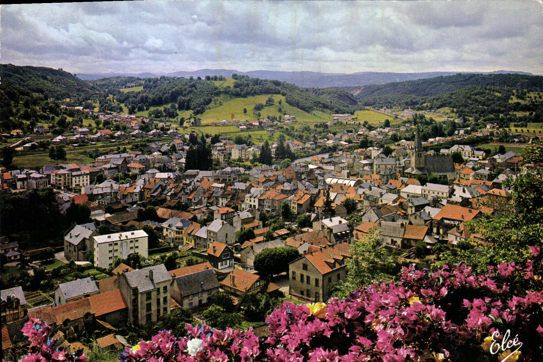 Bort-les-Orgues — vue générale, église au fond — Élécé