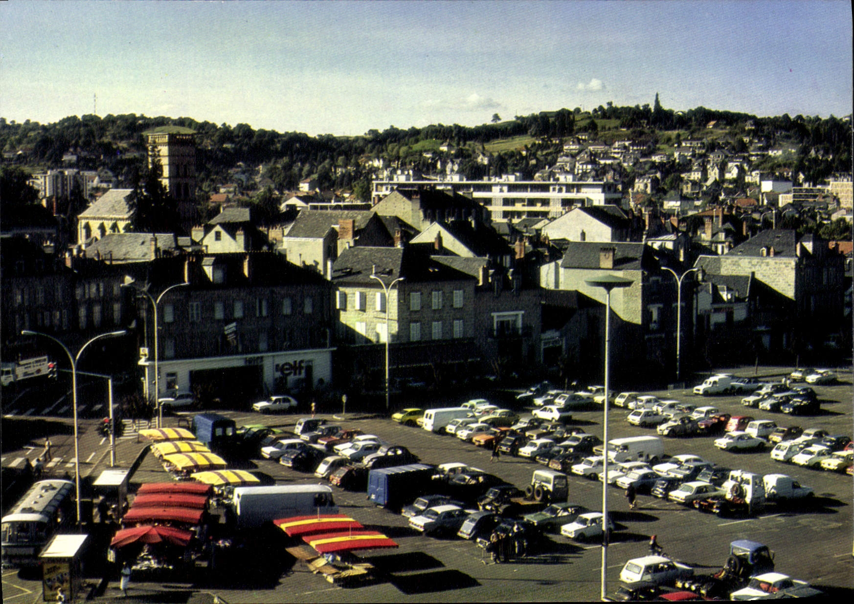 Brive-la-Gaillarde (Corrèze) — La place du 14 juillet — Photo A. Téoule, IRIS, Mexichrome