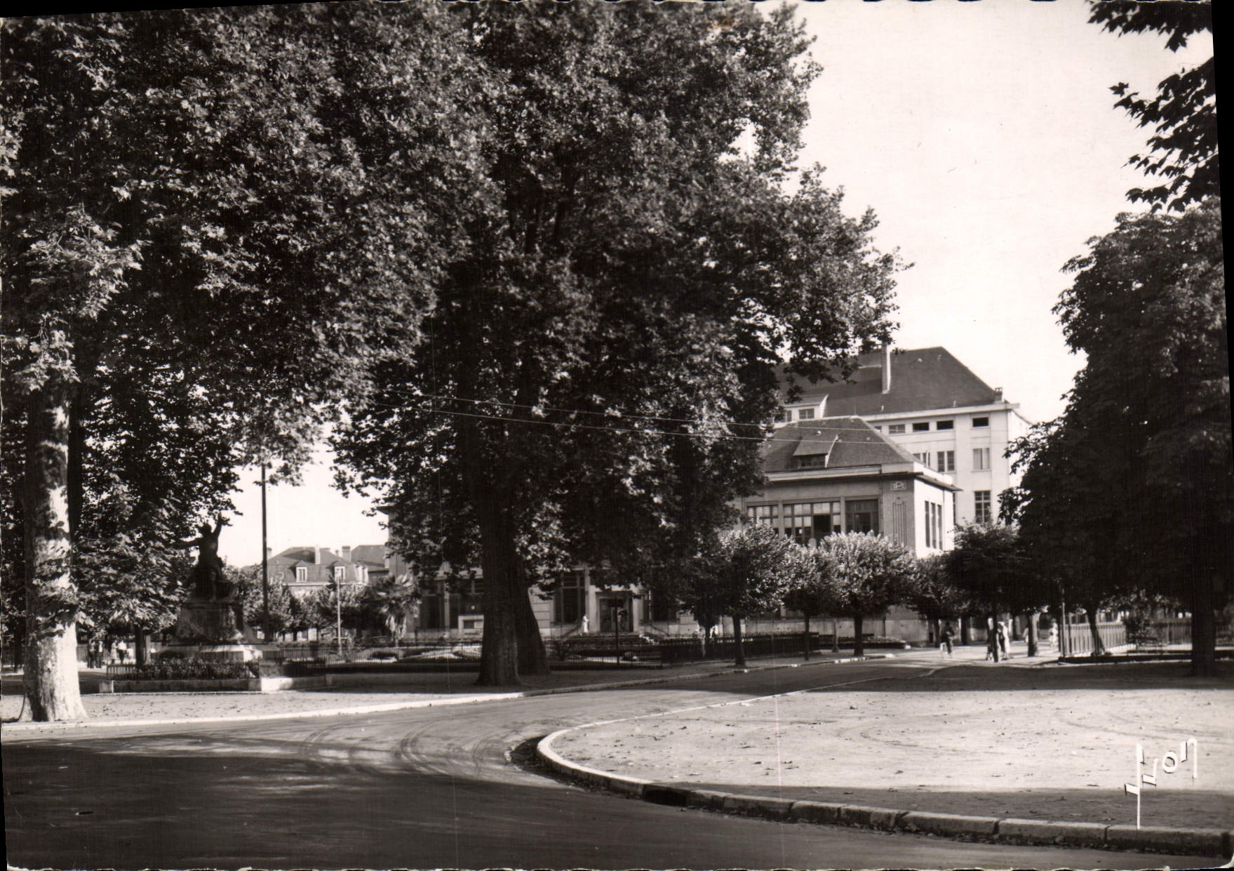 Brive (Corrèze) — Place Winston Churchill, Monument aux Morts 1914-1918 — Éditions d'Art Martine