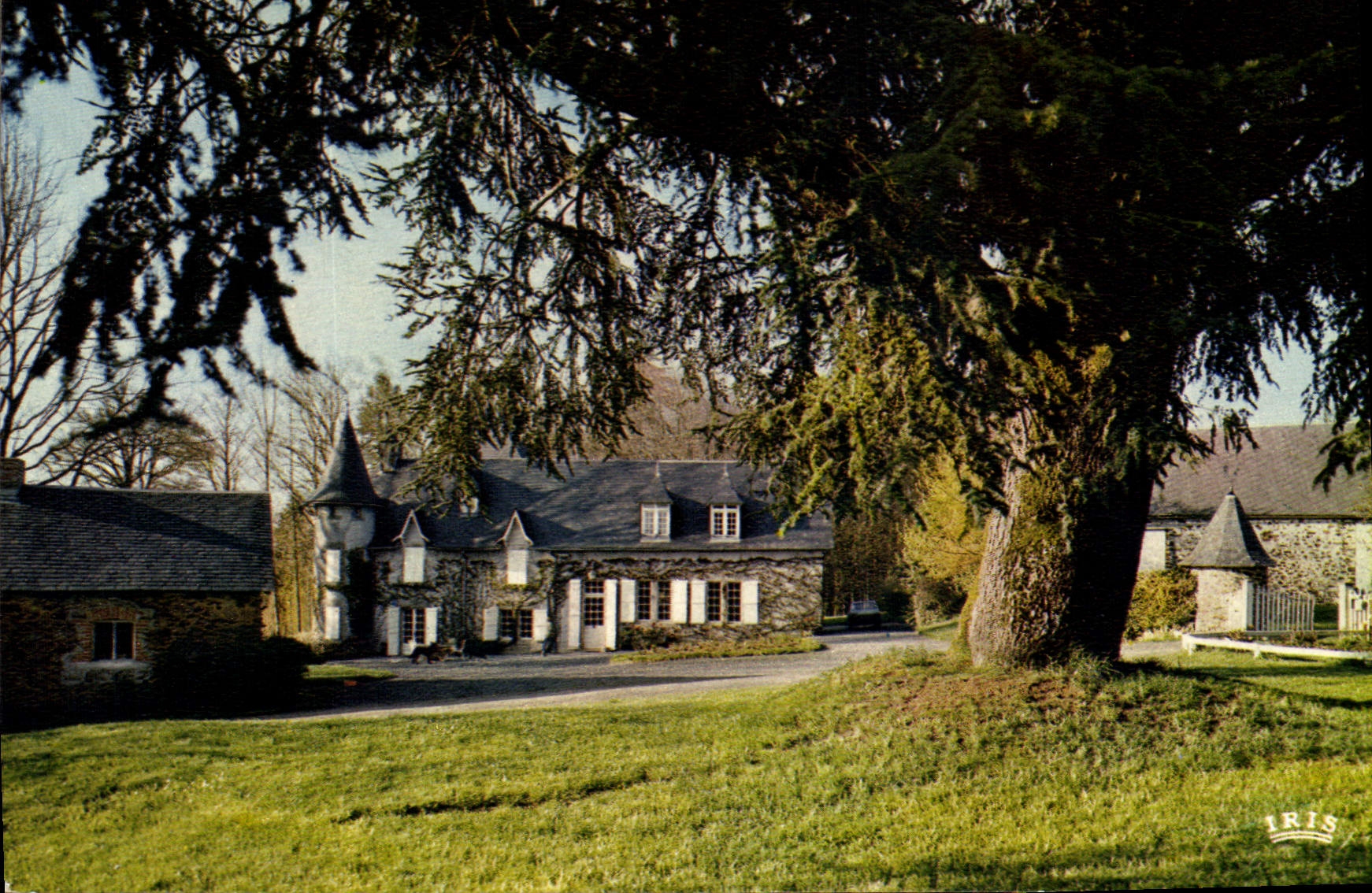 Environs de Chamboulive (Corrèze) — Château de Lachêze — Éditions Iris