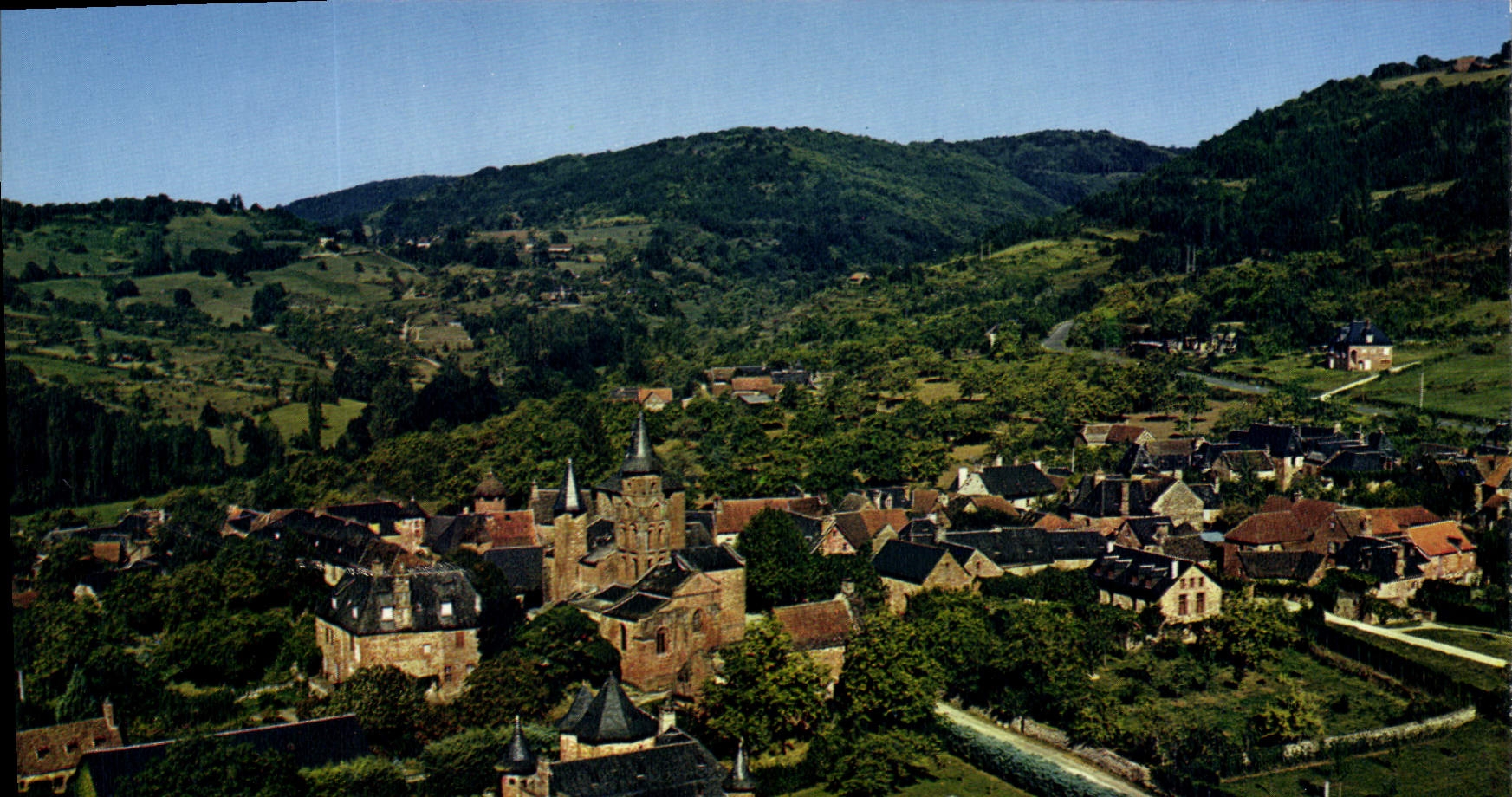 Collonges-la-Rouge (Corrèze) — Vue générale aérienne — Editions Cap Theojac