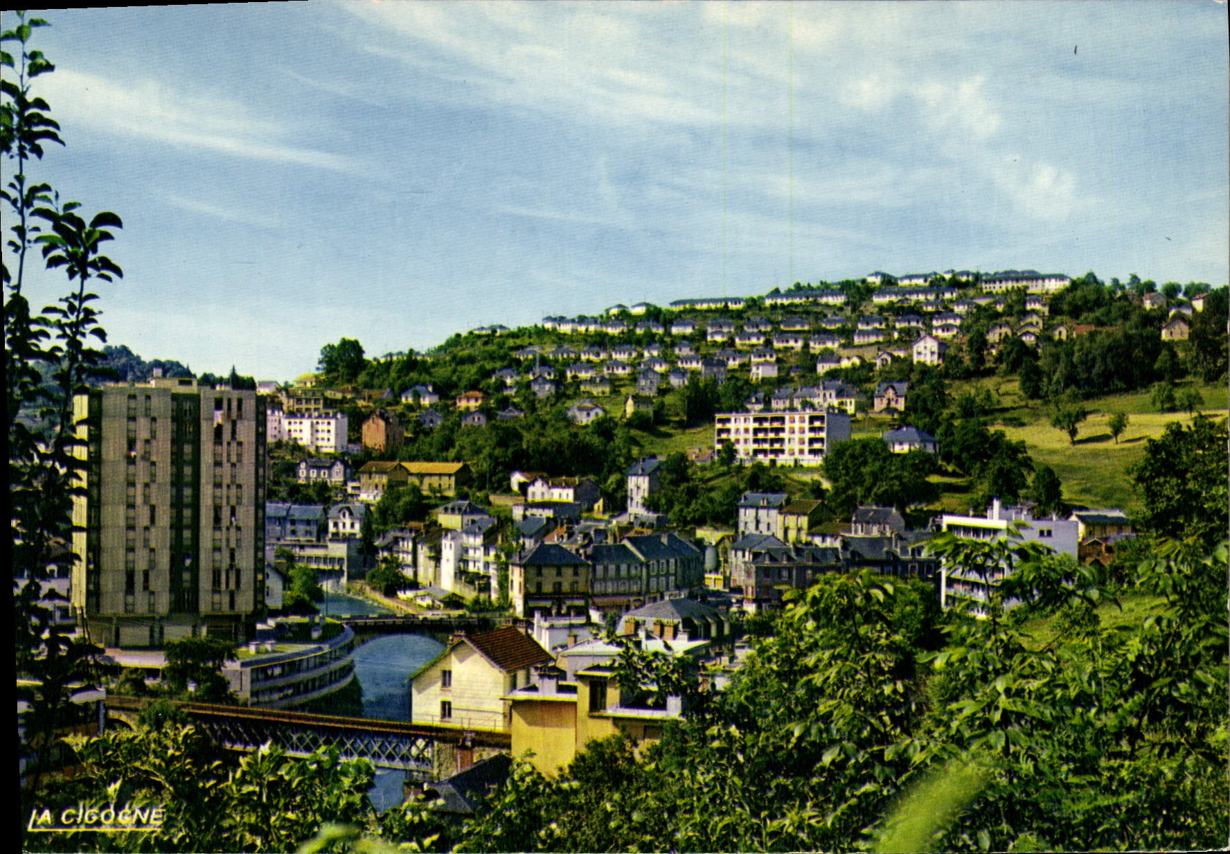 Tulle (Corrèze) — Charmante ville dans la Vallée de la Corrèze, Quartier de Souillac et la Tour — Éditions La Cigogne