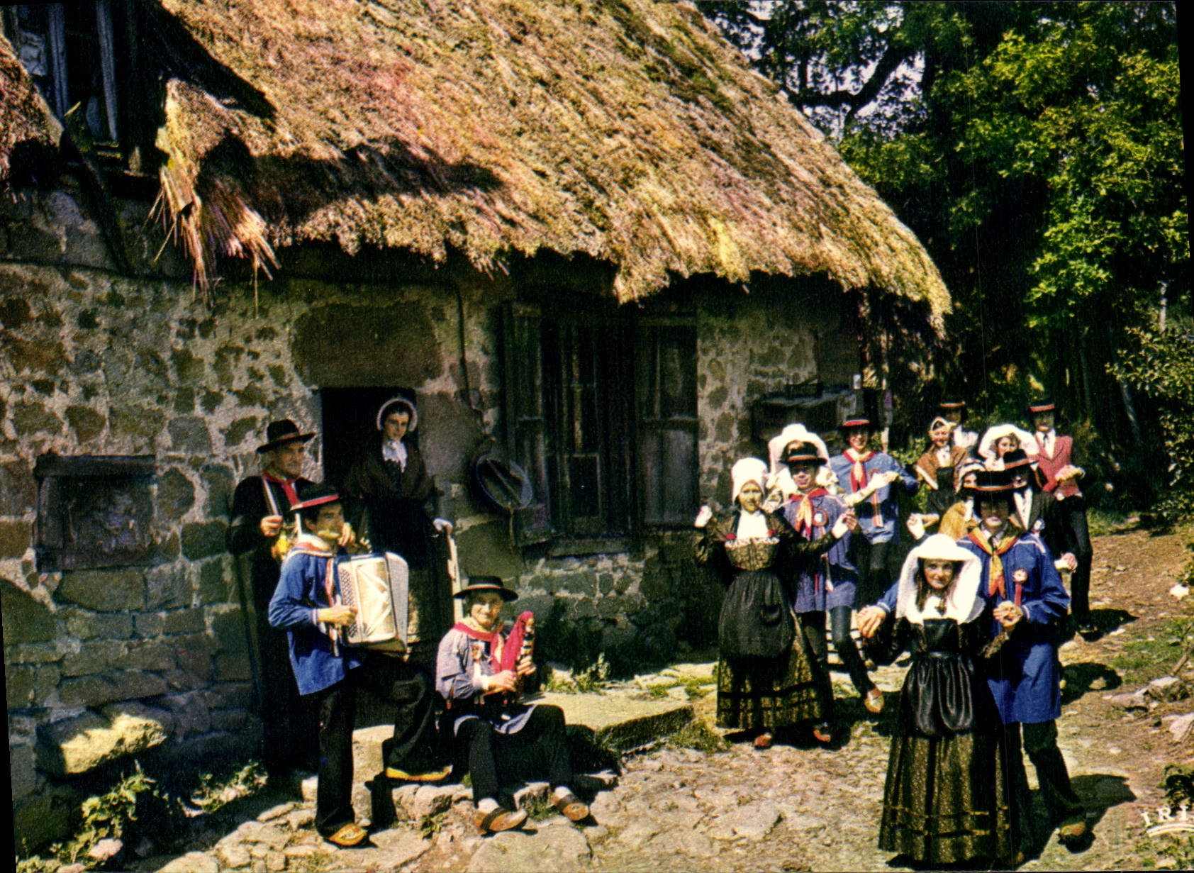 Danse Valsoivienne devant la Chaumière — Les Compagnons de la Joie au Village — Groupe folklorique d'Ussel — Éditions Panazol