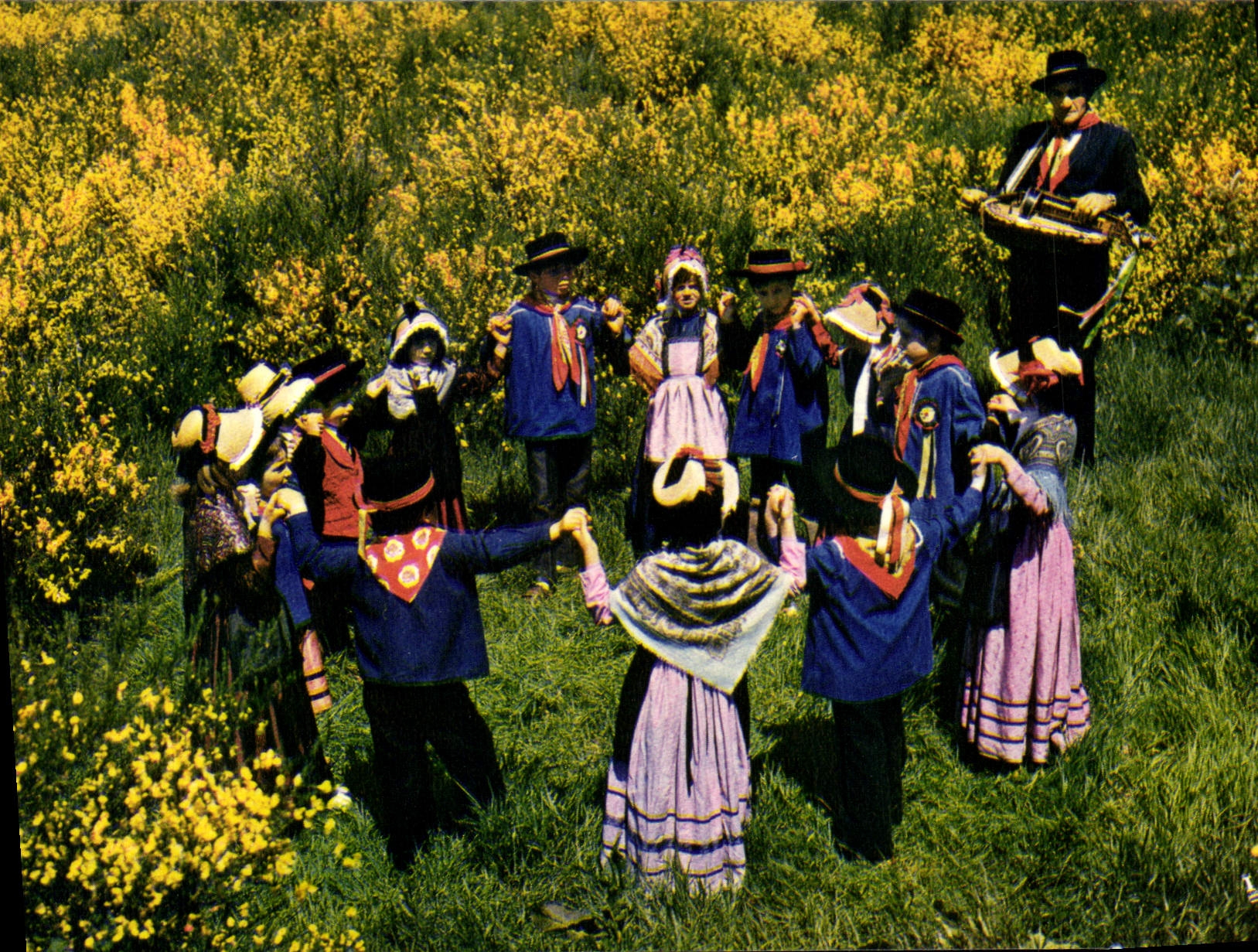 CPSM Ussel Les Compagnons De La Joie Au Village ronde genêts d'or