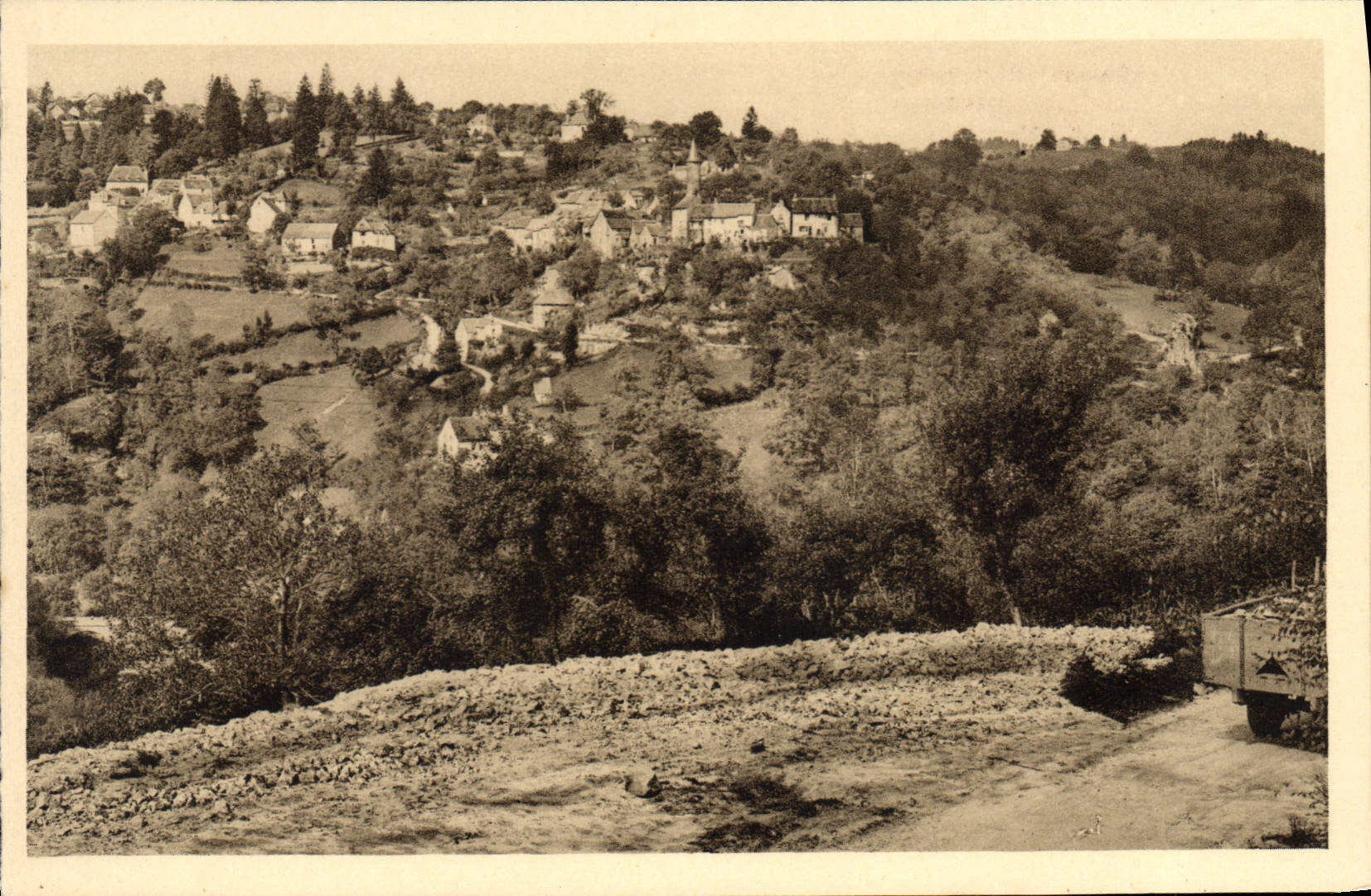 St-MARTIN-lA-MÉANNE — Vue sur l'aroche-Caniillac — Édition d'Art Michel Beyrat-Marcillac-la-Croisille