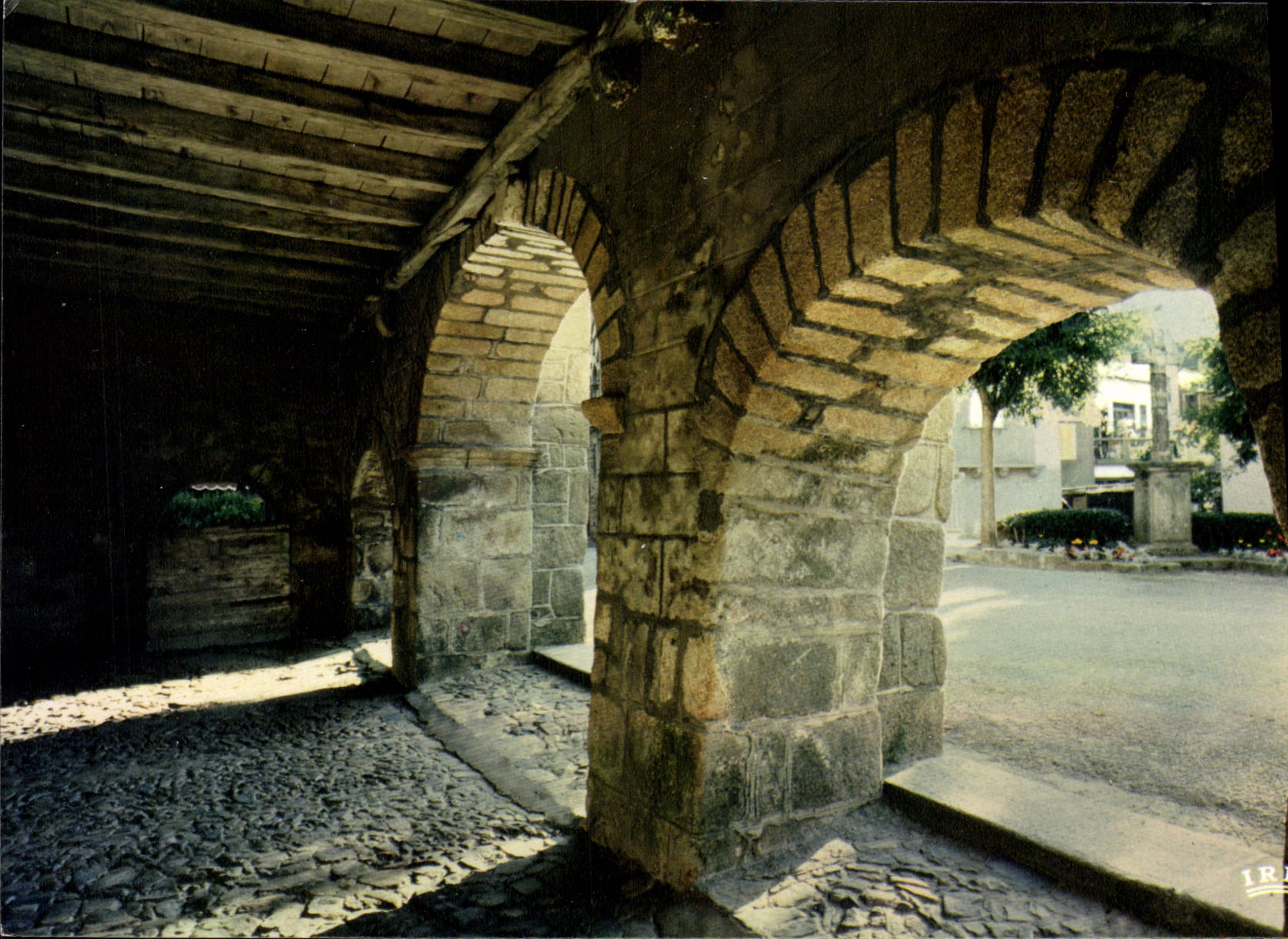 Laguenne (Corrèze) — Arcades du XIIe siècle — IRIS