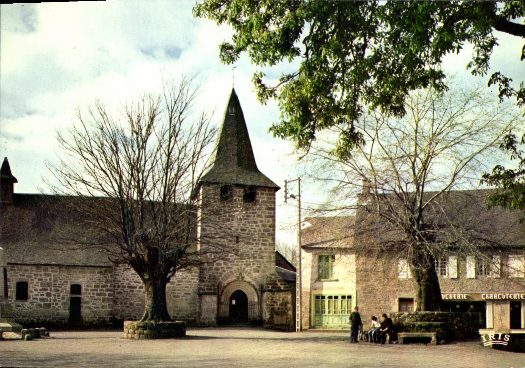 Saint-Augustin (Corrèze) — L'église — IRIS, série 19/470
