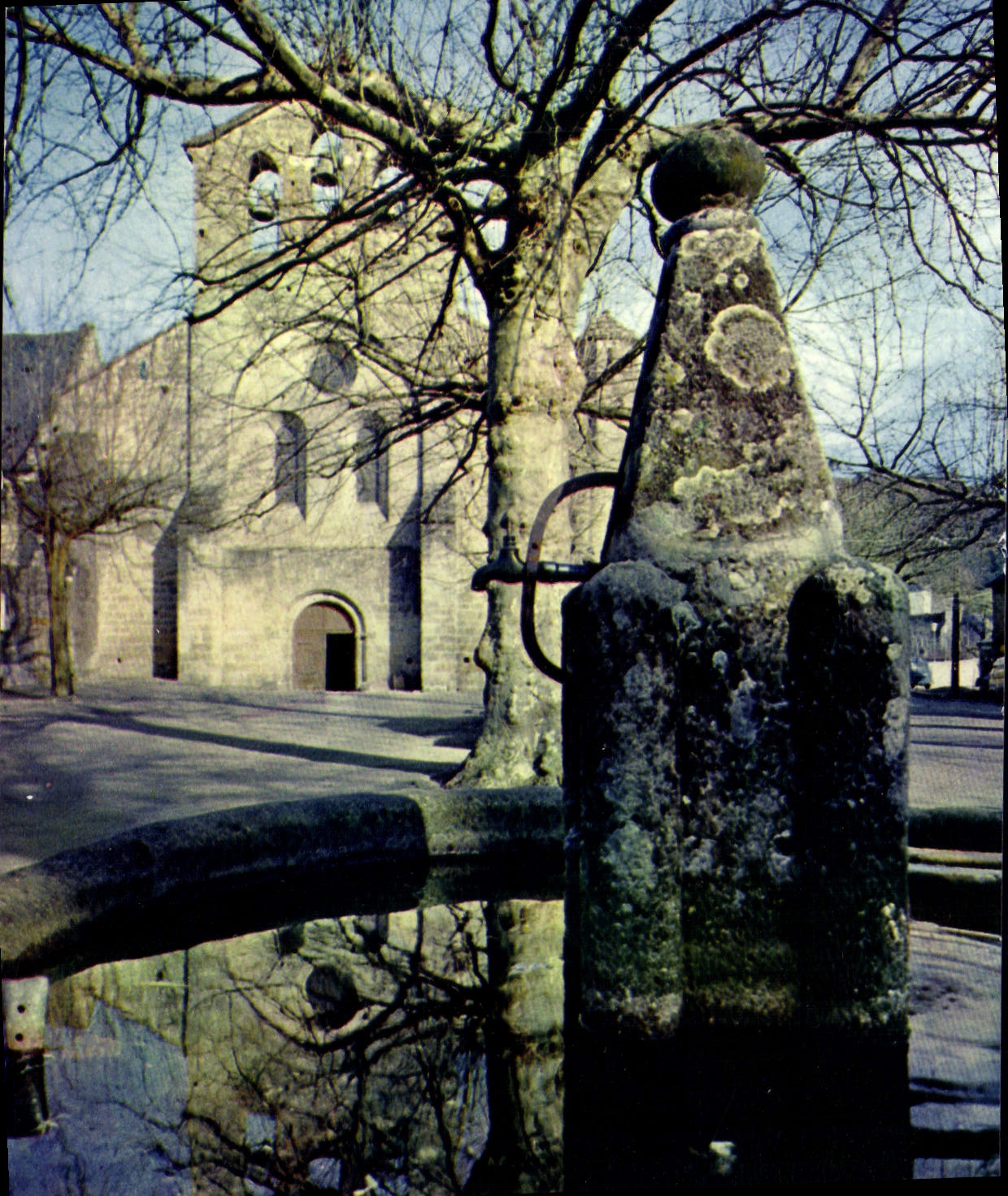 Aubazine — Kirche des 11. Jahrhunderts und Brunnen — IRIS