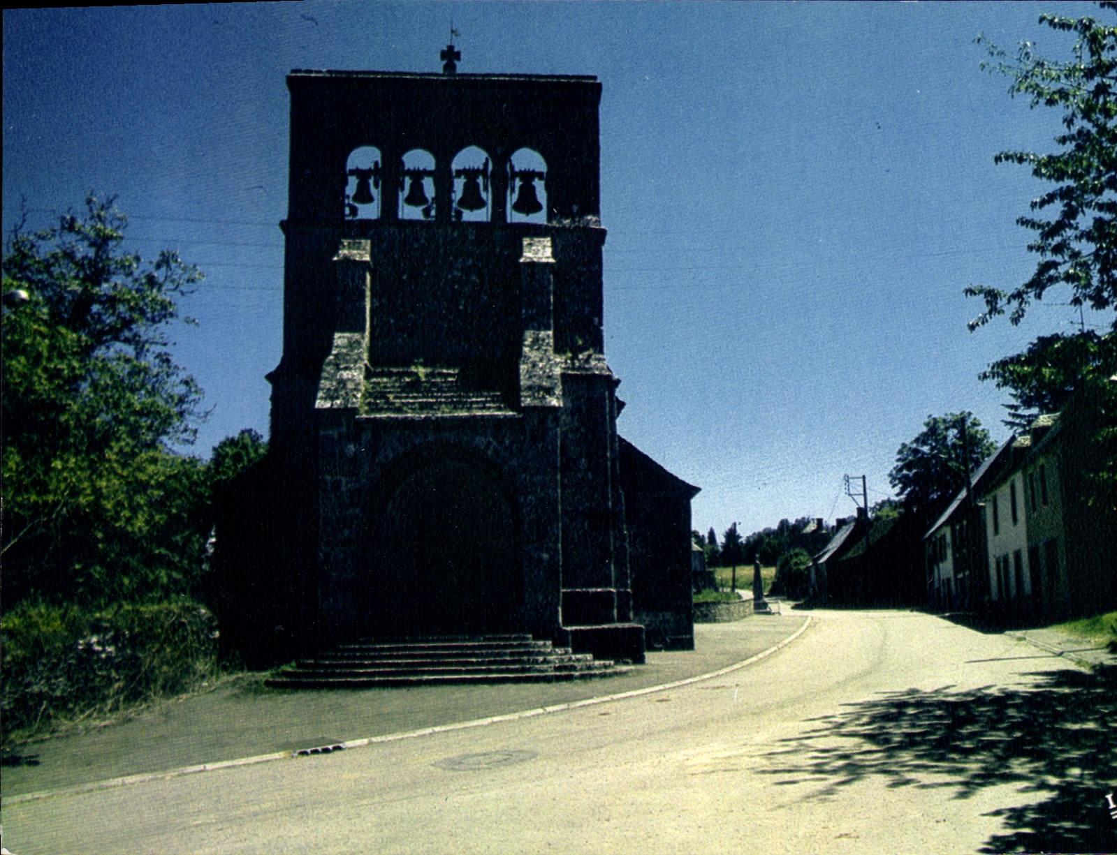 Saint-Merd-de-Lapleau (Corrèze) — L'église et son porche du XIIe siècle — IRIS MEXICHROME n°190799