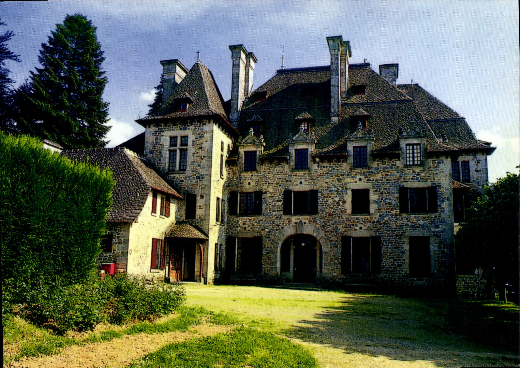 Le château du Doux — Altillac-Beaulieu — Éditions CAP THÉIAC