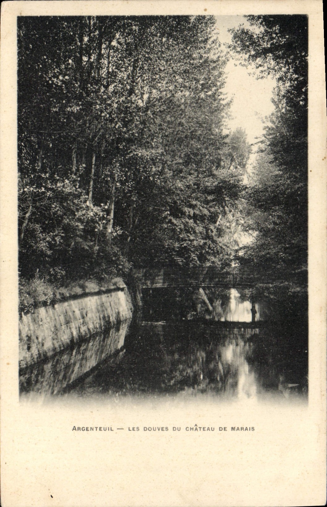 CPA Argenteuil Les Douves Du Chateau De Marais