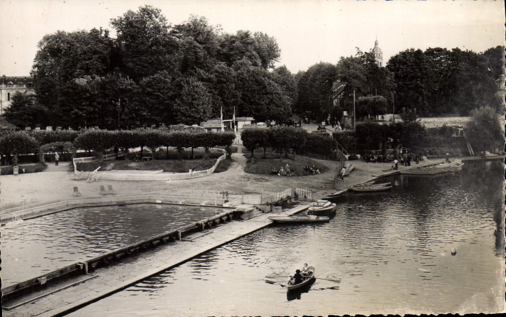 CPA L'Isle Adam L'Embarcadere Des Canots