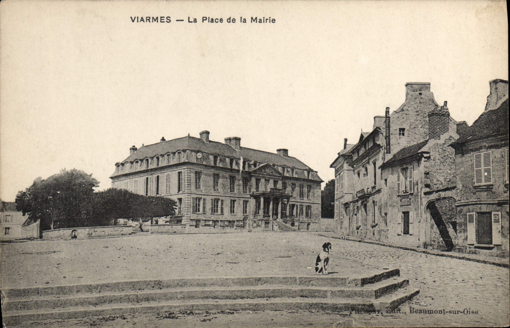CPA Viarmes La Place De La Mairie