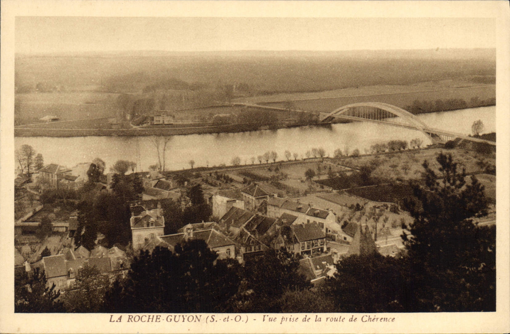 CPA La Roche Guyon Vue Prise De La Route De Cherence