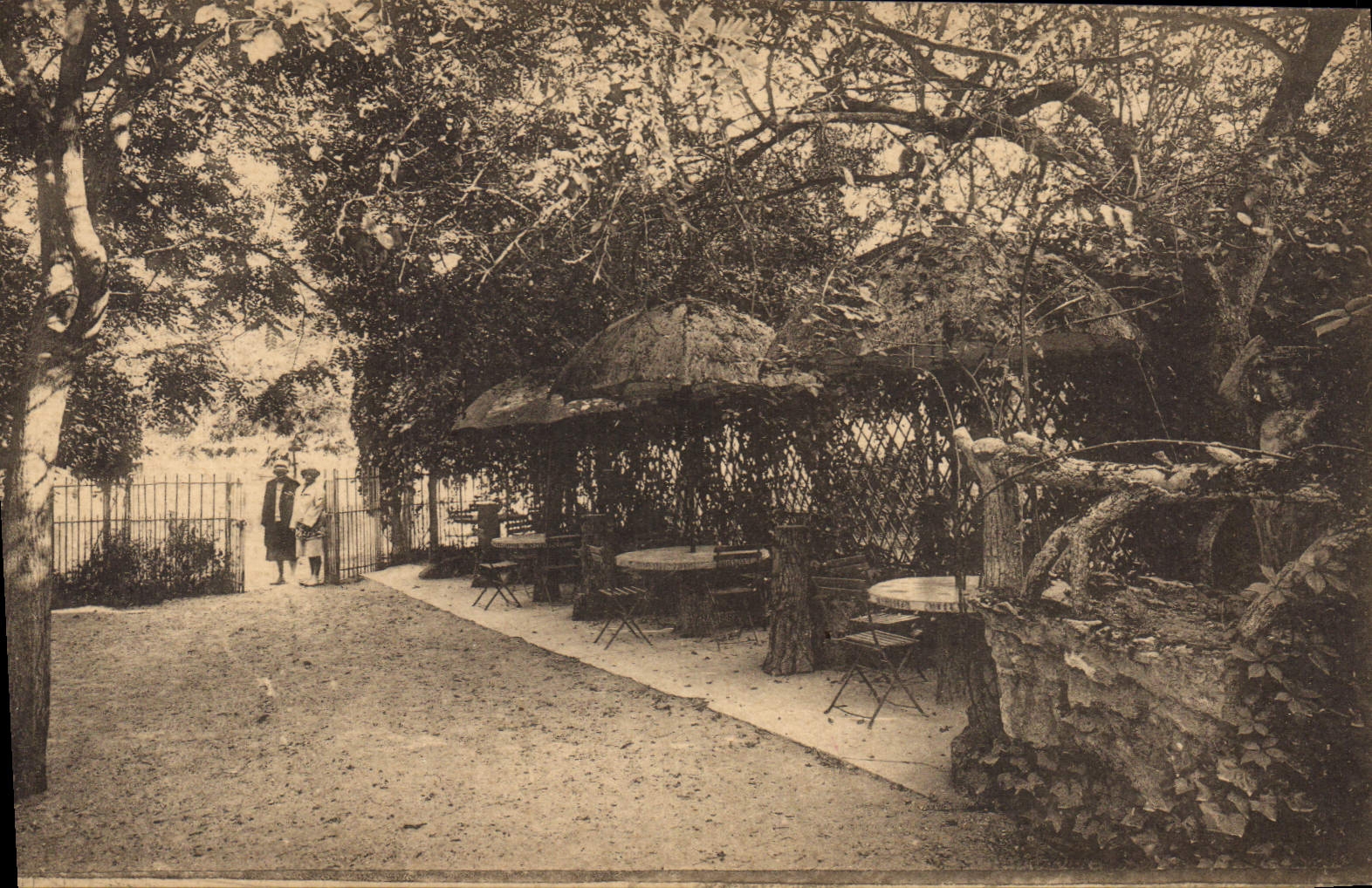 CPA Butry Plage près Valmondois Isle Adam L'Hostellerie Du Moulin A Vent parasols