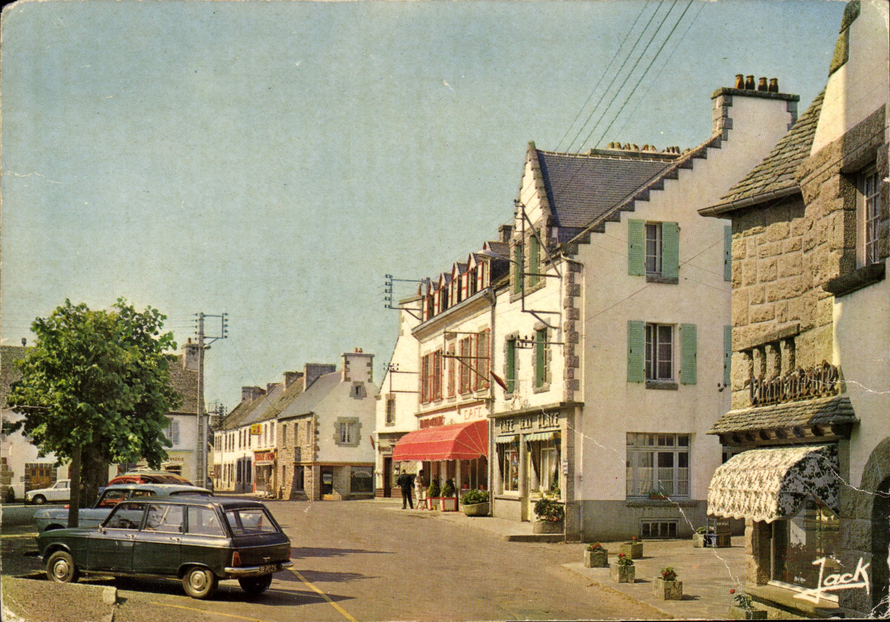PLOUGASNOU (Finistère) — rue commerçante avec café — Édition d'Art Y.A.C.R. (Côtes-du-Nord)