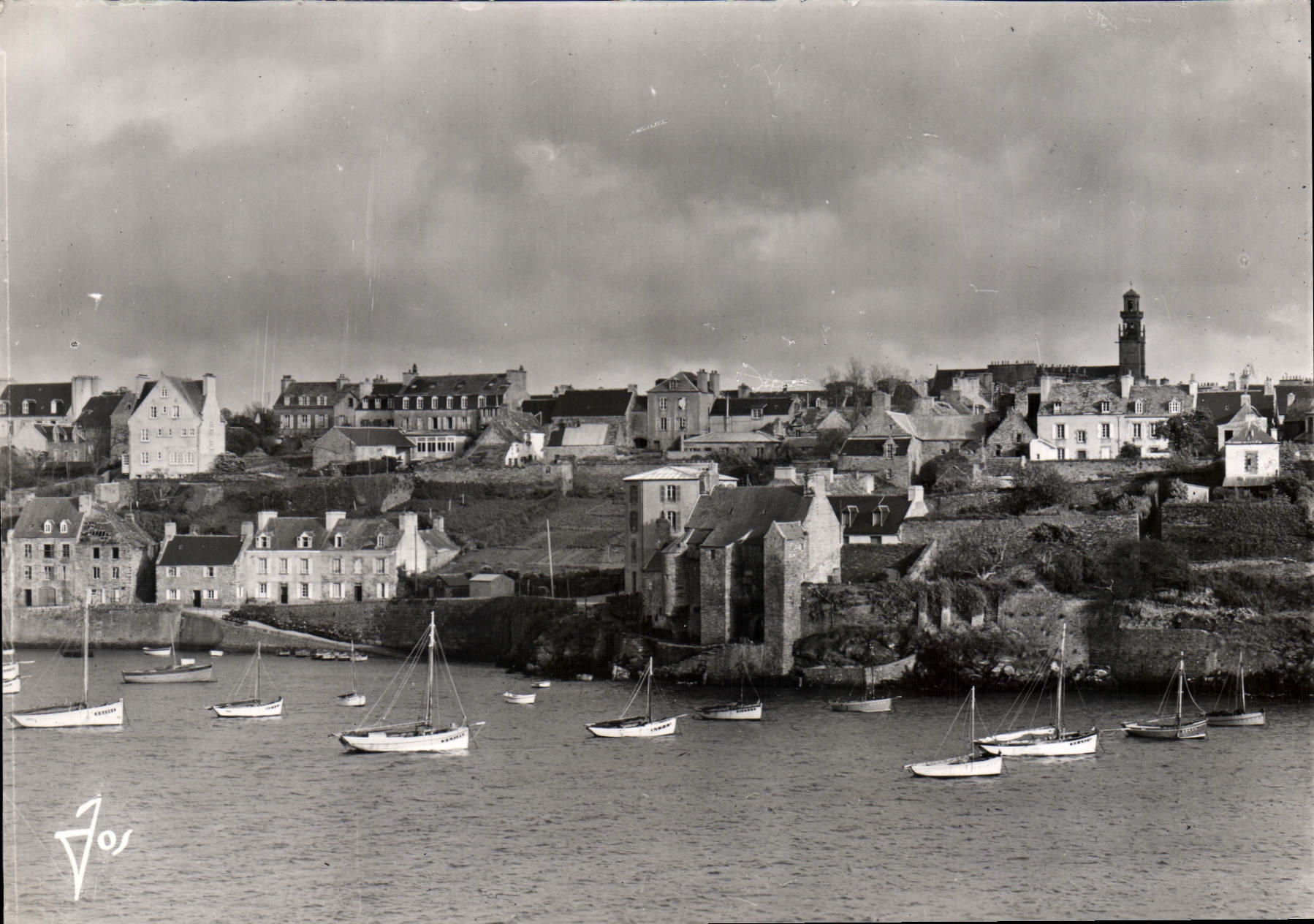 CPSM Le Conquet La Vieille Cite Du Conquet Dominant Le Port De Peche