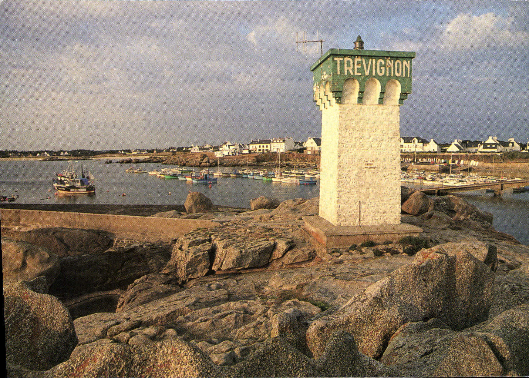 CPSM Tregunc Le Phare D'Entree Du Port A La Pointe De Trevignon