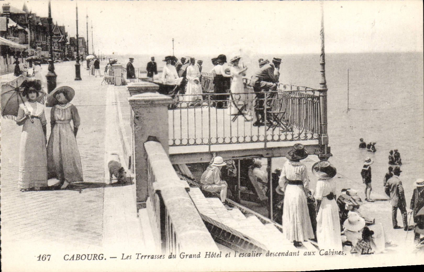 Cabourg — Les Terrasses du Grand Hôtel et l'escalier descendant aux Cabines — n°167