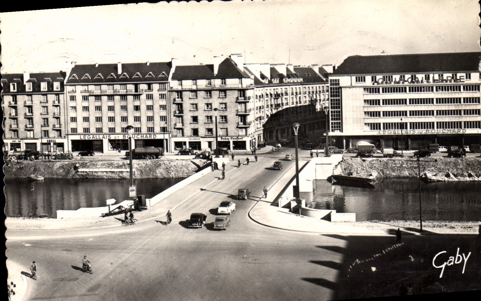 CPA Caen Le Pont De Vaucelles Et Rue de Vaucelles