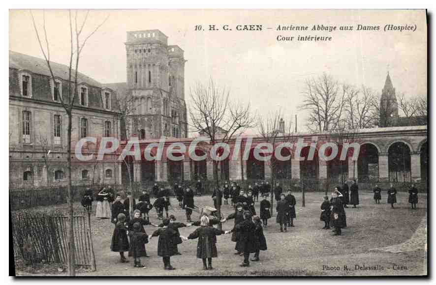 Ancienne Abbaye aux Dames (Hospice) — Cour intérieure — Photo R. Delassalle - Caen