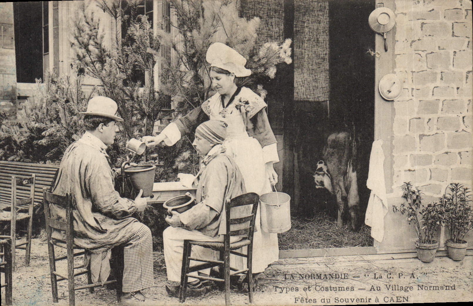 Types et Costumes — Au Village Normand — La C.P.A.